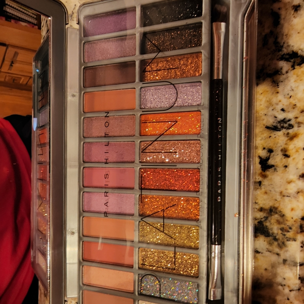 Paris Hilton Platinum 24 pan eyeshadow pallette - Picture 3 of 4